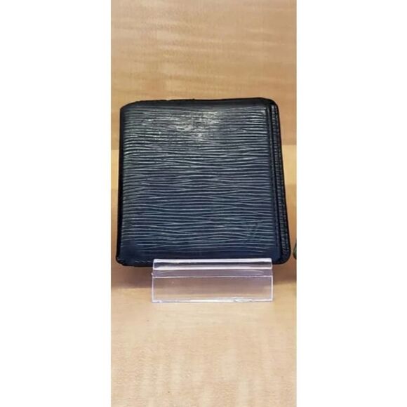 Authentic Louis Vuitton epi folding wallet. CA0095